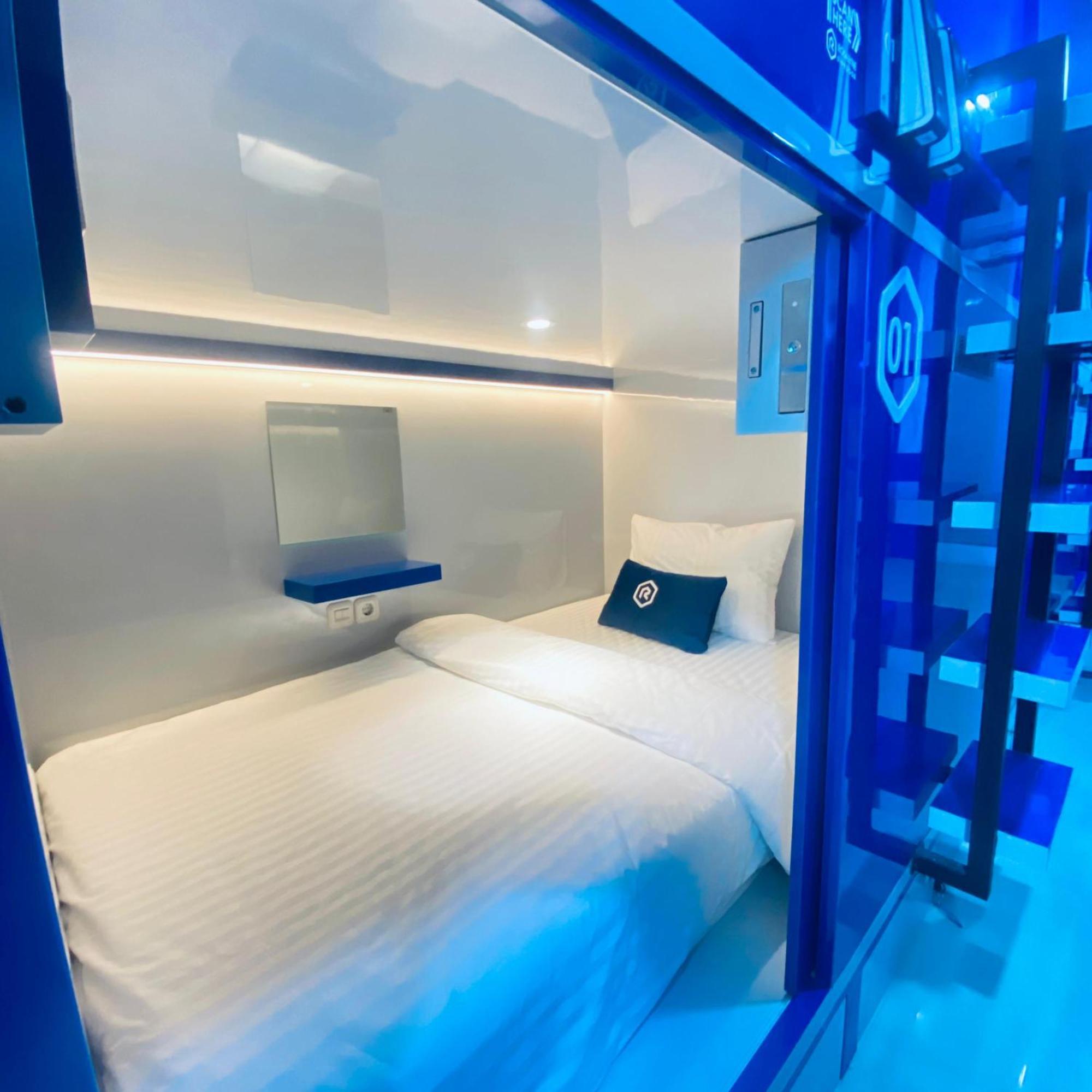 Hotel Rosalyne Sleepbox Malioboro 3 à Yogyakarta Extérieur photo