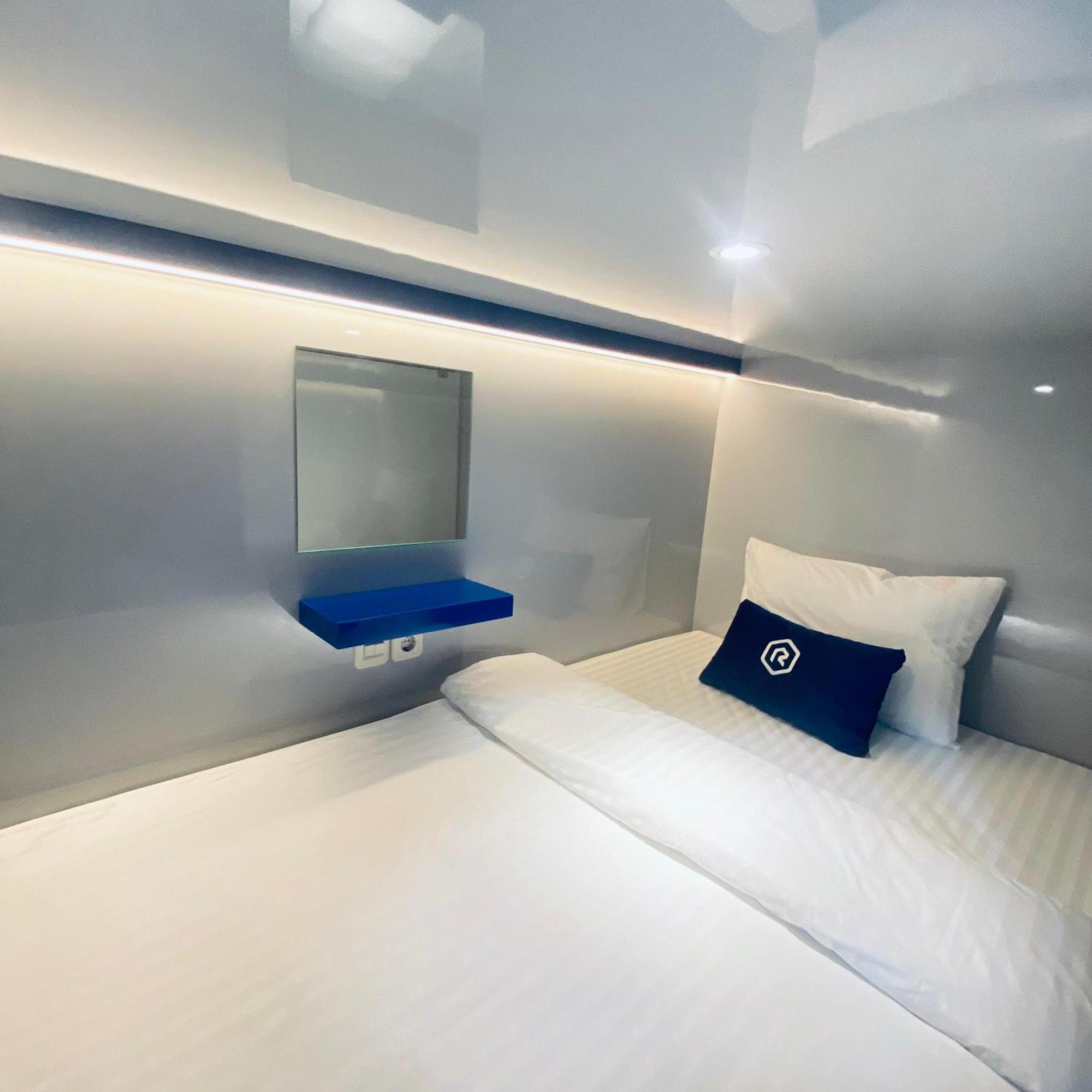 Hotel Rosalyne Sleepbox Malioboro 3 à Yogyakarta Extérieur photo