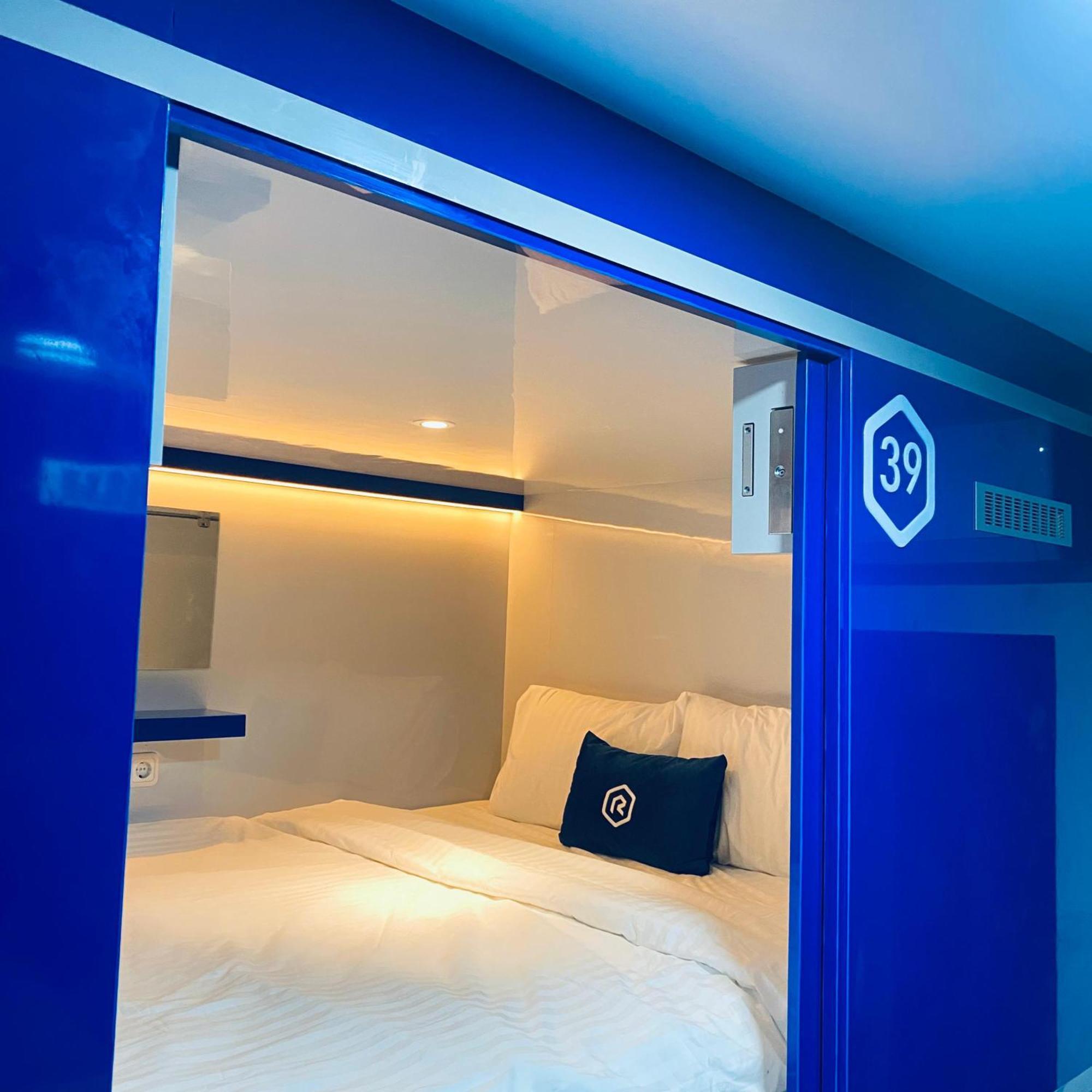 Hotel Rosalyne Sleepbox Malioboro 3 à Yogyakarta Extérieur photo