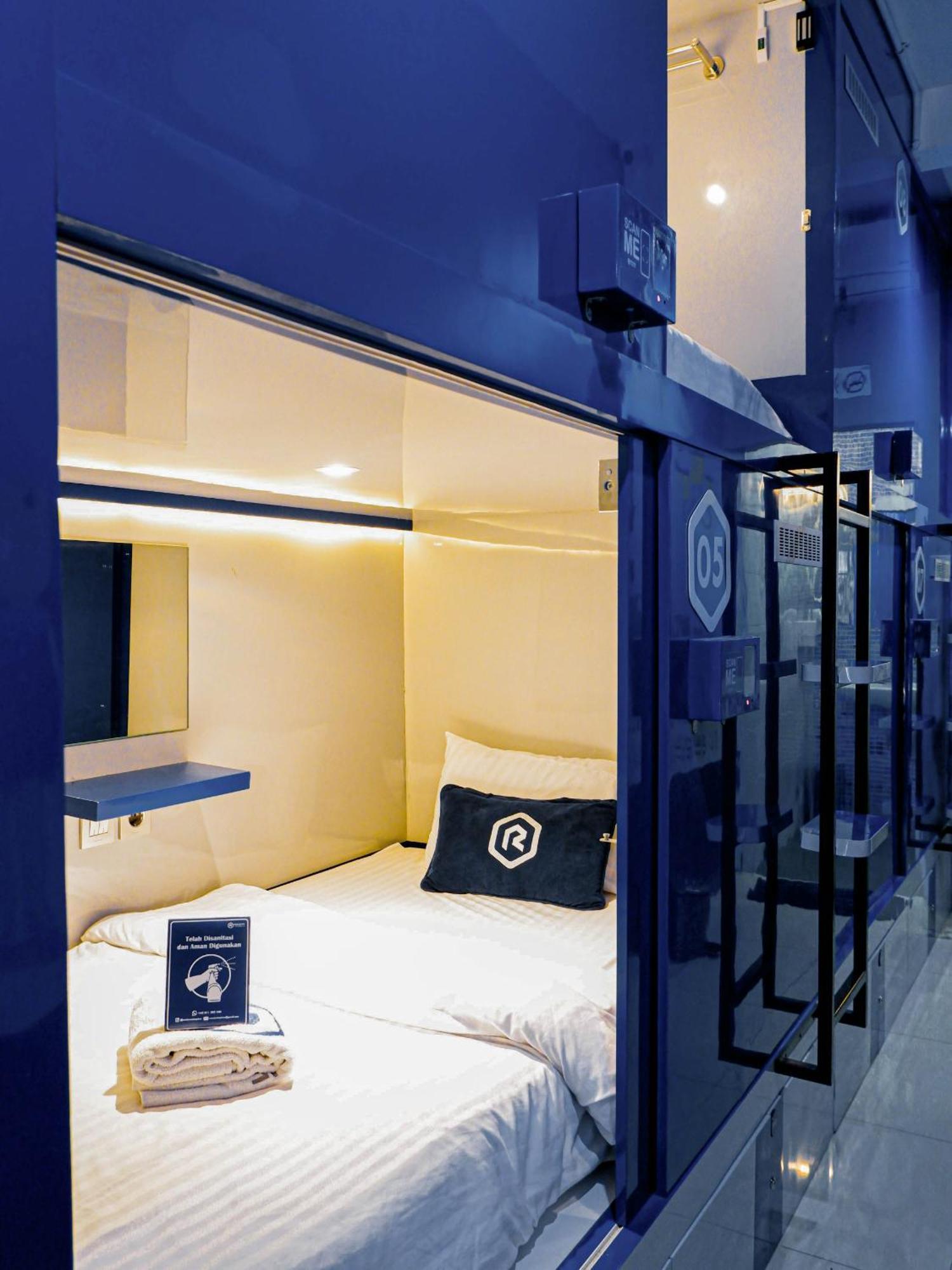 Hotel Rosalyne Sleepbox Malioboro 3 à Yogyakarta Extérieur photo