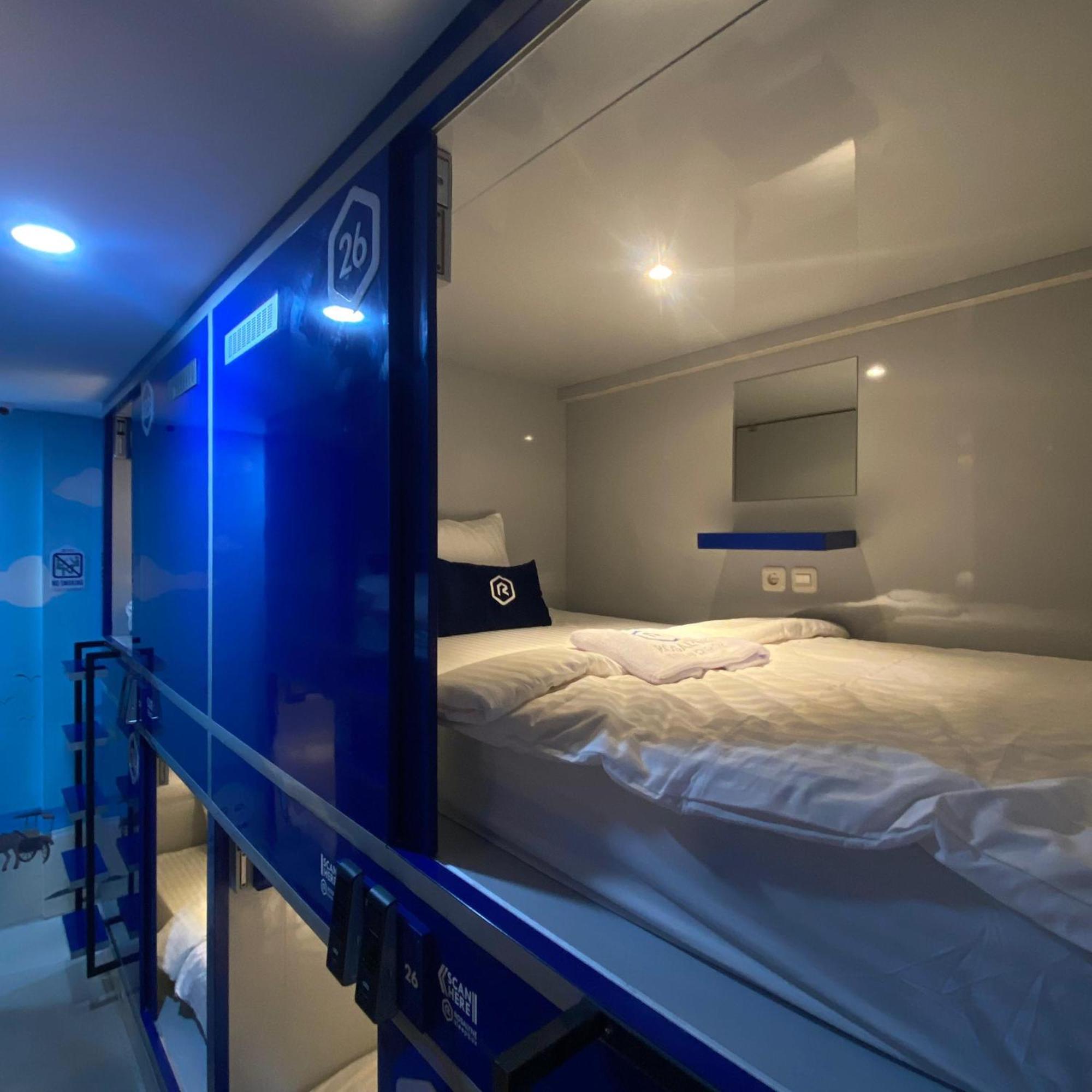 Hotel Rosalyne Sleepbox Malioboro 3 à Yogyakarta Extérieur photo